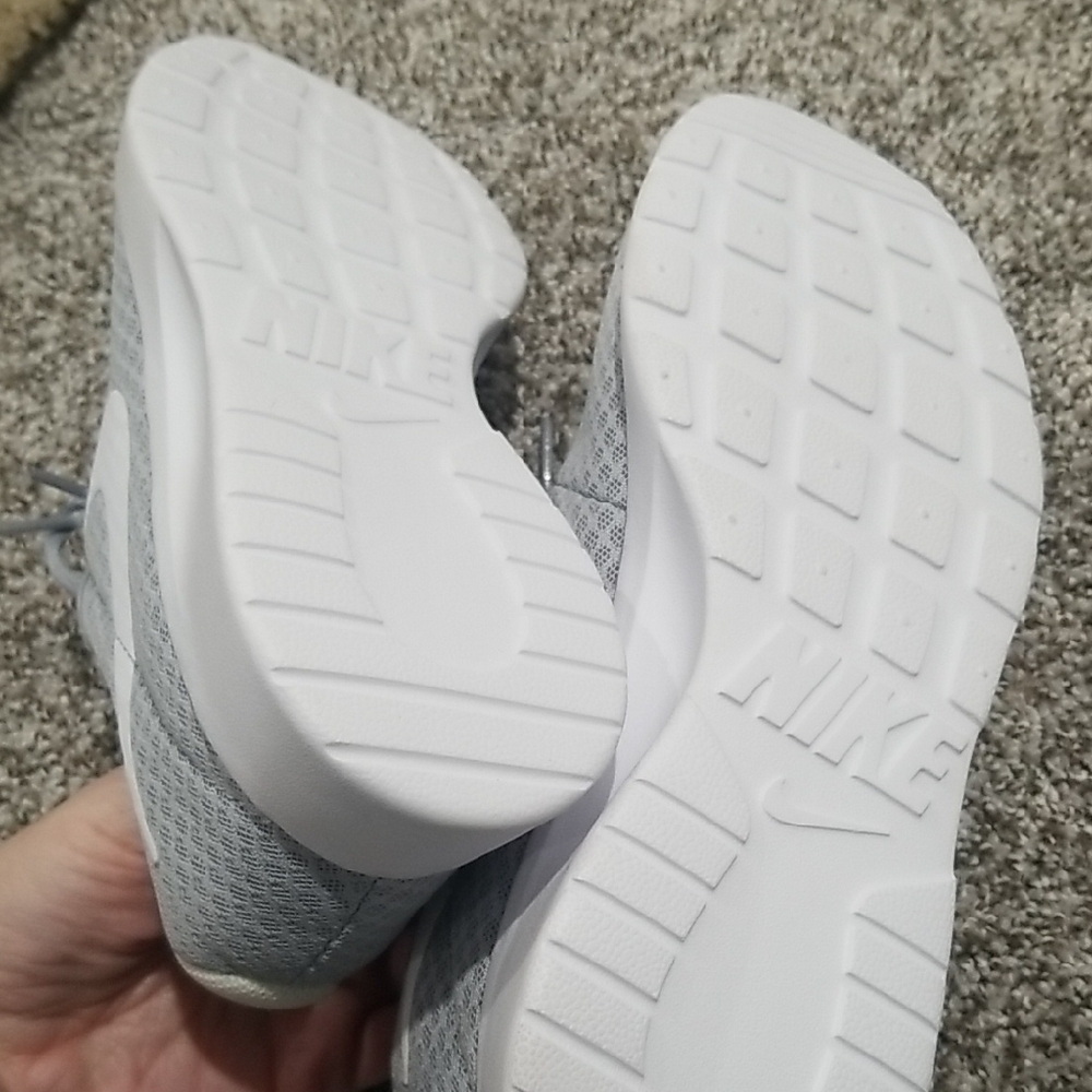 Nike Women's Light Gray Sneakers - Picture 4 of 5